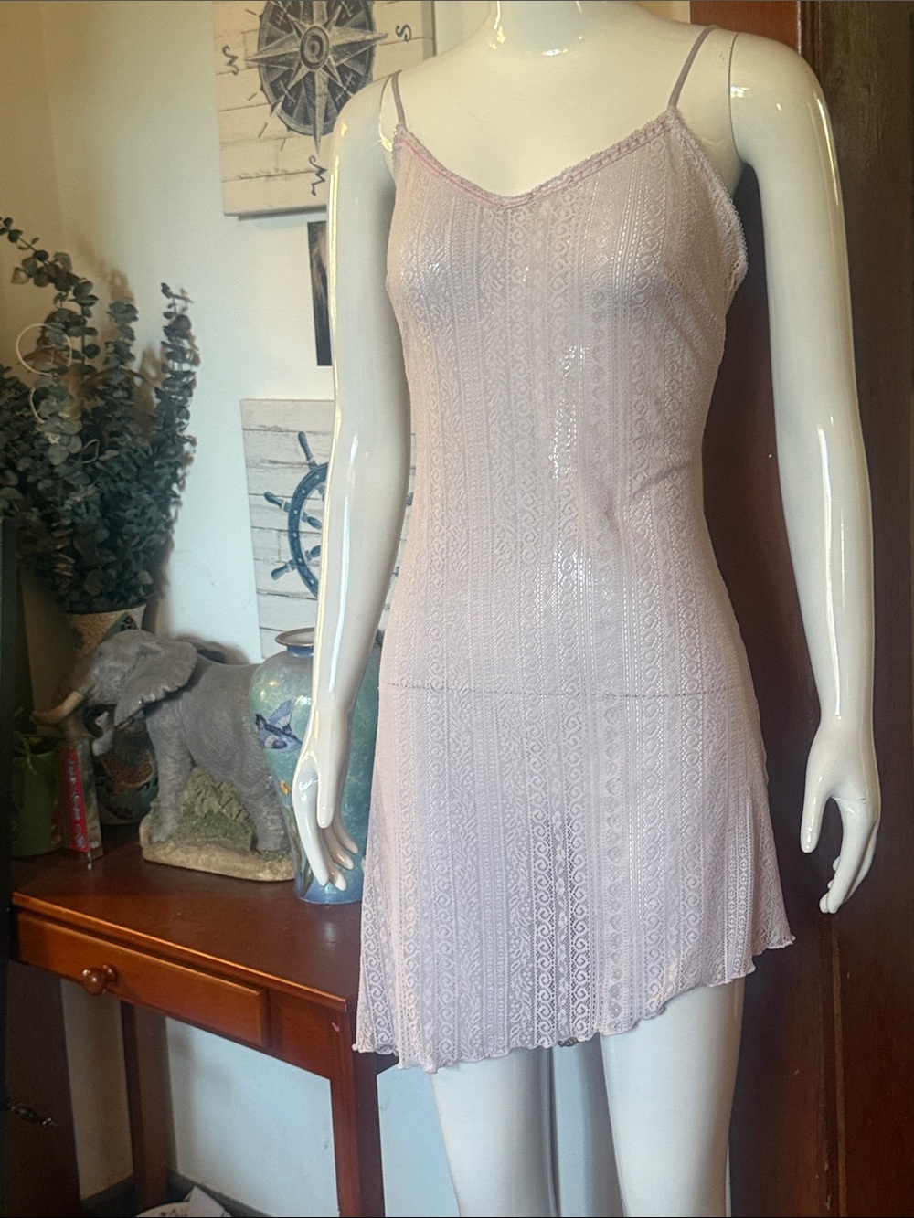 Delicate Lace Slip Dress - Light Pink size M
Flower back